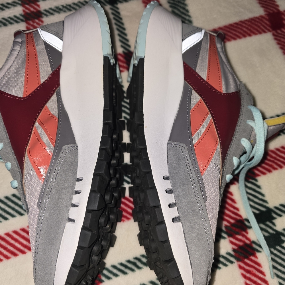 Reebok Women's Sneakers in Gray, Red, and Blue - Picture 4 of 9